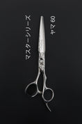 Bild in Galerie-Betrachter laden, YAMA Friseurschere – Japanische Master Series Schere mit gehämmertem Finish und Yanagiba-Klingen
