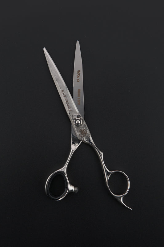 HAKU Master Series – Ergonomische Damastschere für Friseure mit 3D Offset-Griff